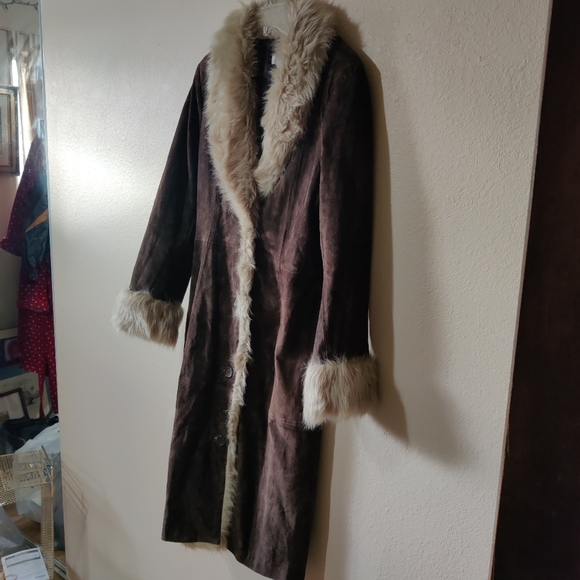 Vintage Brown Leather Jacket with Plush Cream Fur Collar - Picture 6 of 16